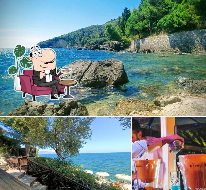 Siediti a un tavolo di CUBO beach bar