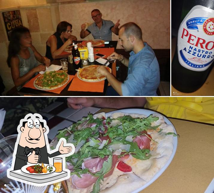 Bar Absinthe si caratterizza per la cibo e tavolo da pranzo