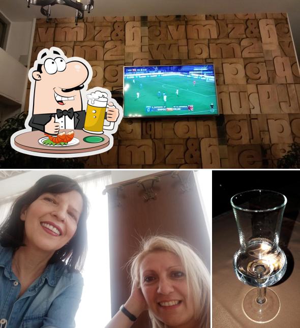 Puoi ordinare un rinfrescante bicchiere di birra chiara o scura