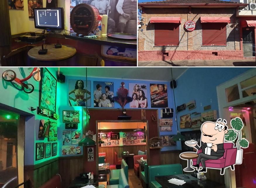 Veja imagens do interior do Bistrô Retrô
