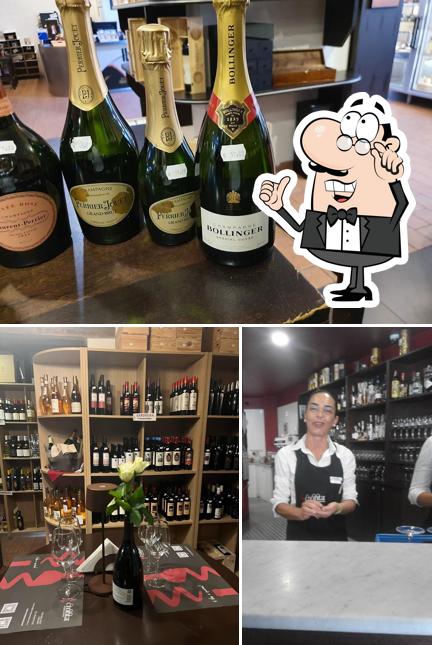 Guarda la immagine che raffigura la interni e cibo di Cronta Enoteca Wine Bar