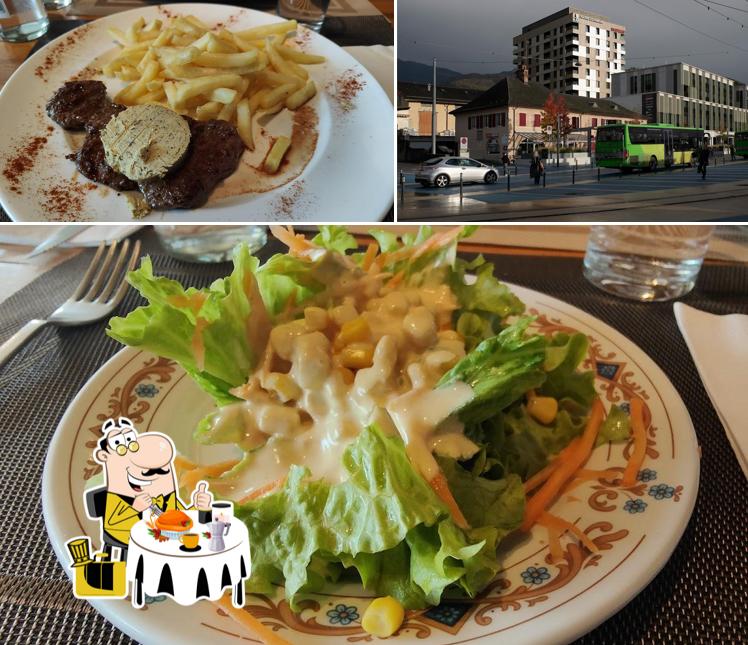 La immagine di cibo e esterno da Café des Petits Trains