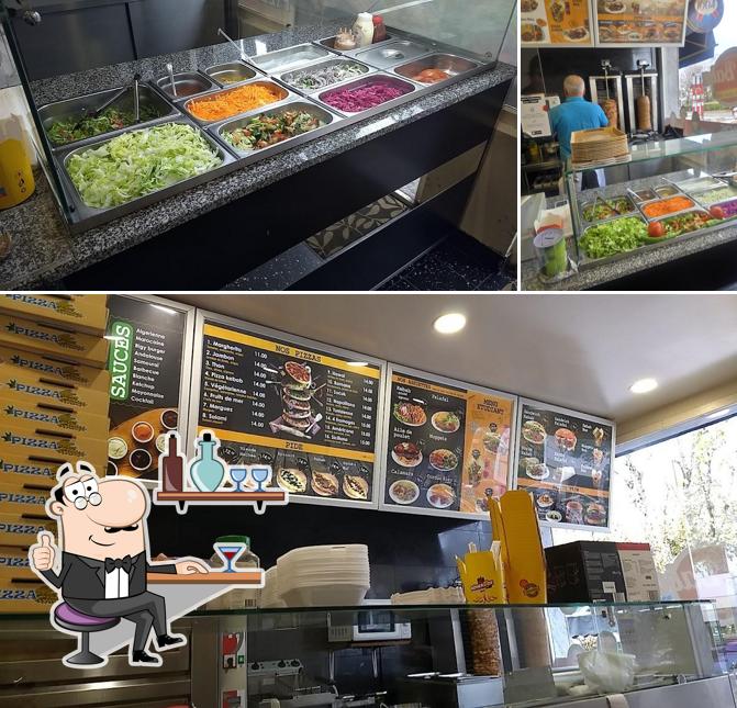 La immagine di interni e cibo da Ali baba Kebab