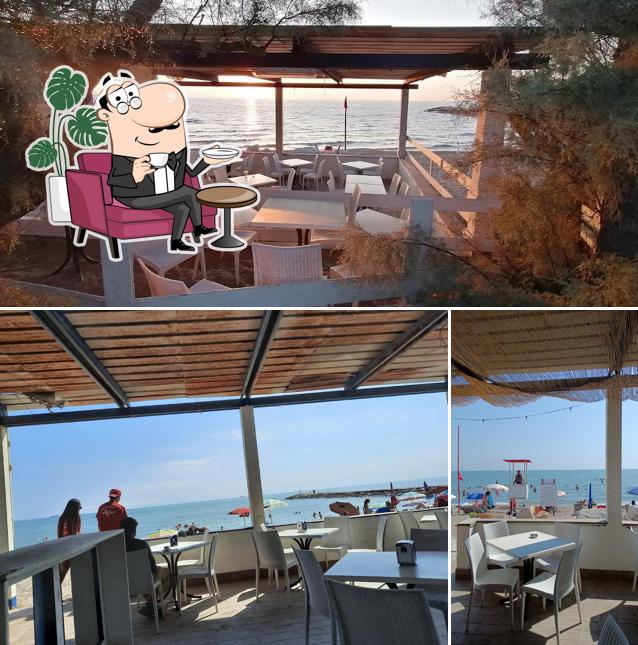 Gli interni di Bar della spiaggia Rosa e pineta