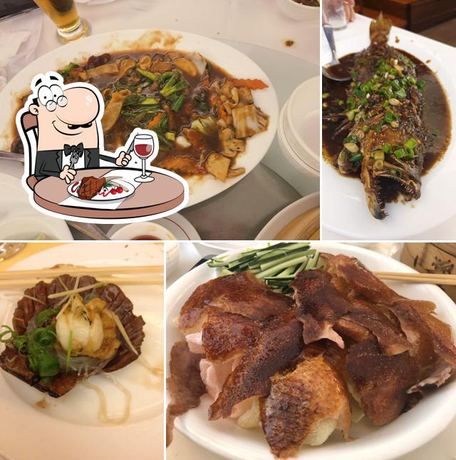 Escolha pratos de carne no China Lake Restaurante