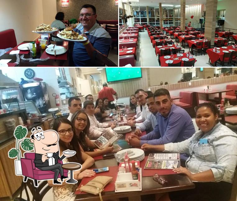 Sente em uma das mesas no Pizzaria e Churrascaria do Costelinha