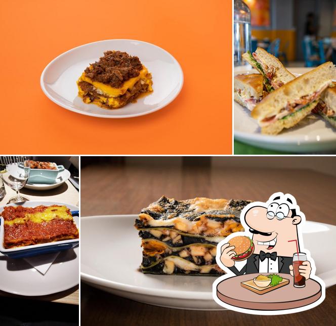 Ordina un hamburger a Lasagna Factory