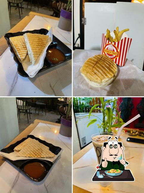 Food at Mauli Vadapav & Cafe