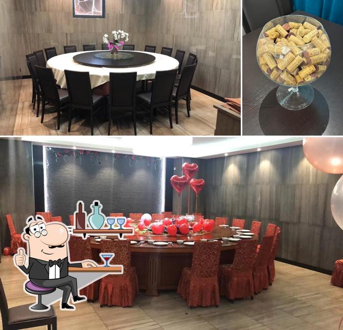 Tra le diverse cose da HuangShangHuang si possono trovare la interni e cibo