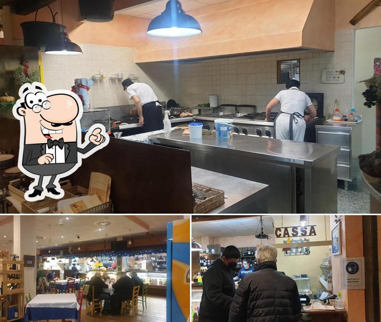 Siediti a un tavolo di Taca Banda