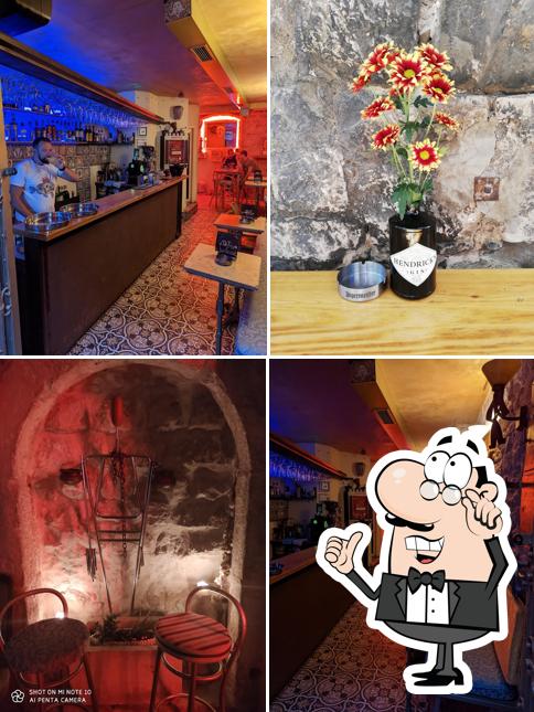 Siediti a un tavolo di AVE Caffe Bar