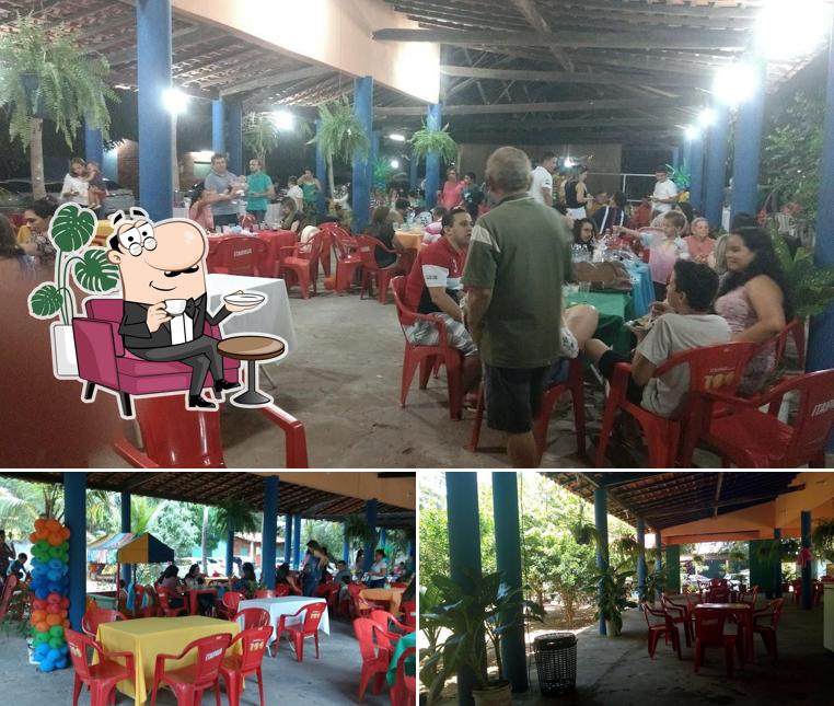 Sente em uma das mesas no Churrascaria Vale do Poty