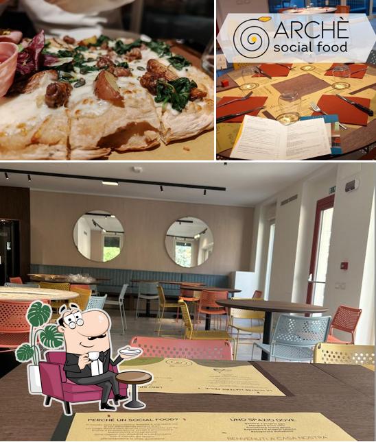 La foto di interni e cibo da Archè social food - Ristorante