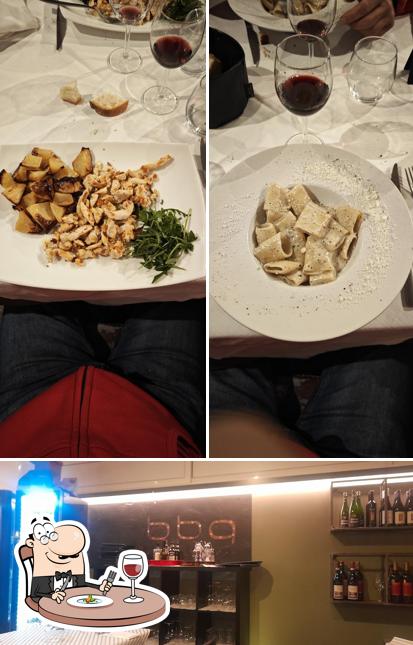 Questa è la foto che presenta la cibo e bevanda di BBQ di Angy