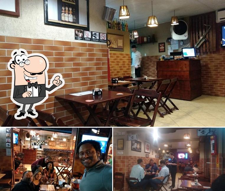 O interior do Esquina Grill