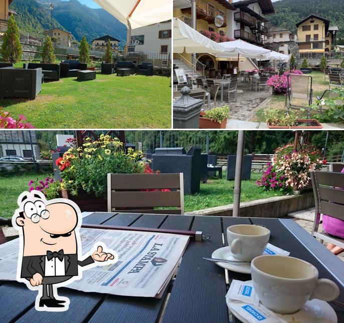 La immagine della interni e esterno di Café des Alpes