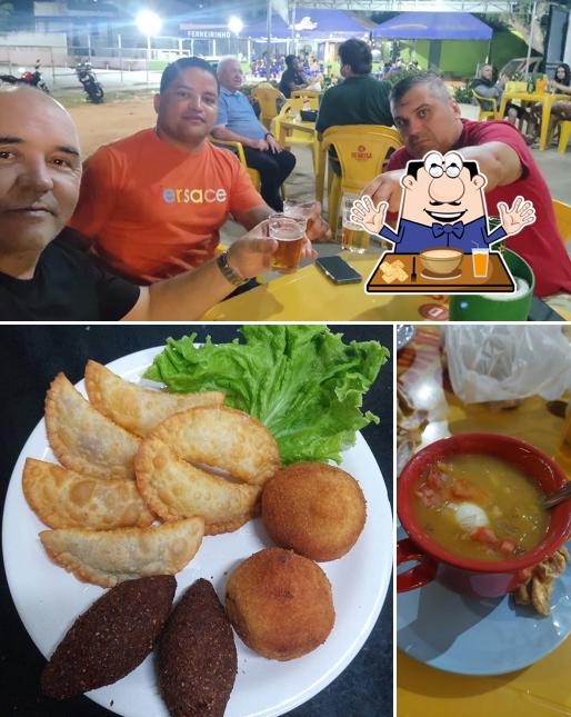 Confira a foto ilustrando comida e interior no Davi Petiscos