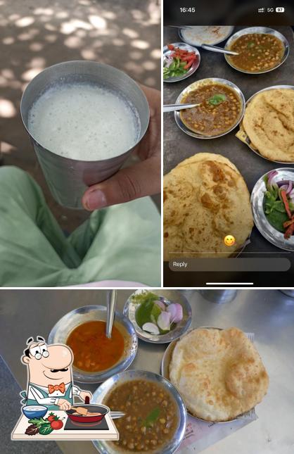 Chicken curry at Giyani Vaishnu Dhabha