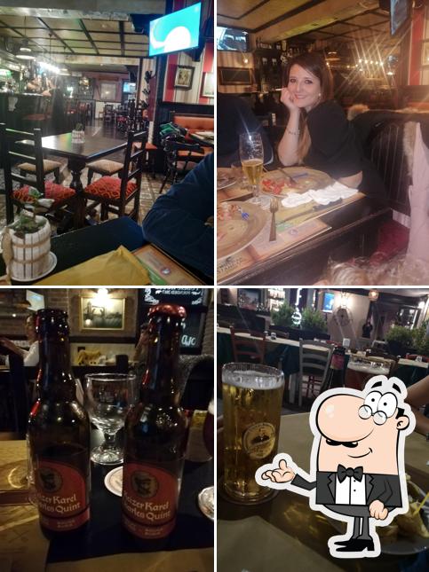 Tra le diverse cose da Old Square Pub si possono trovare la interni e bancone da bar