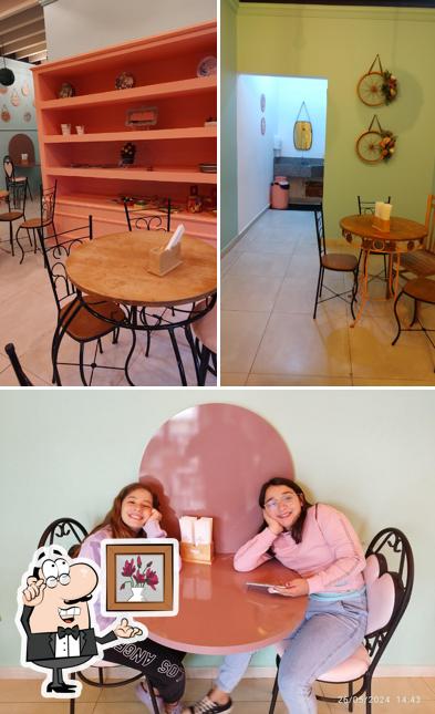 Sente em uma das mesas no Bella Isas Gelato e Caffè