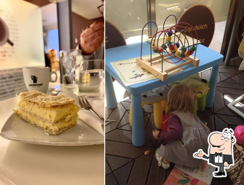 Siediti a un tavolo di Sandwich & Croissant Caffe