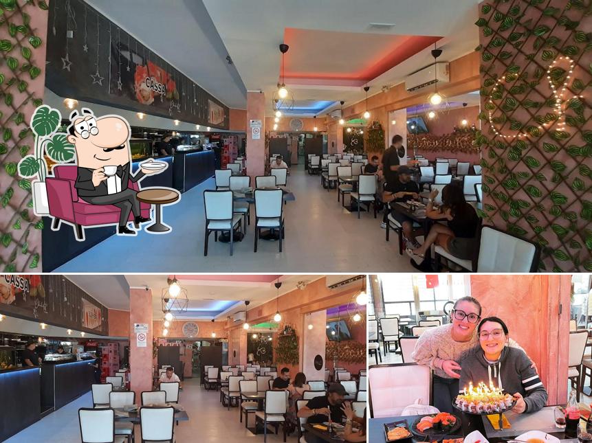 Dai un'occhiata agli interni di Chihiro Sushi Restaurant