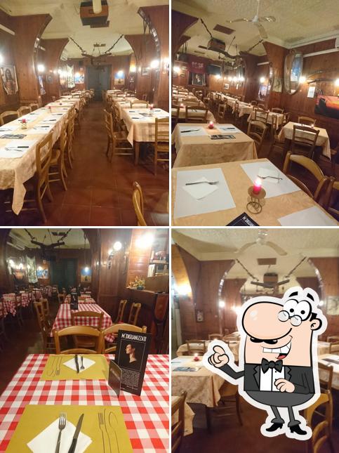 Siediti a un tavolo di Country Pub
