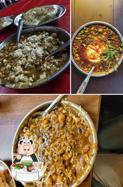 Hot and sour soup at Delhi ke Mashhur Chhole Kulche