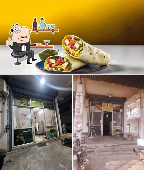The image of FOOD FACTORY HUB’s interior and food