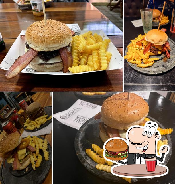 Experimente um dos hambúrgueres oferecidos no Excaliburger - Castelo