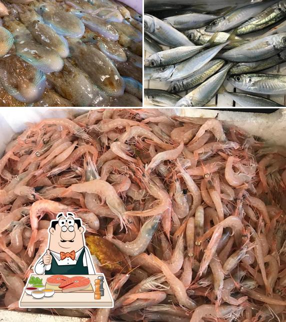 Prenditi i piatti di pesce a Pescheria Onda di Pino Lembo