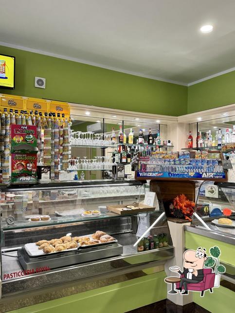 Dai un'occhiata agli interni di Bar Blu Sky