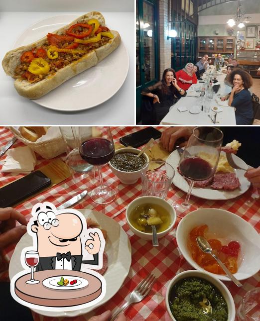 La cibo e tavolo da pranzo del ristorante