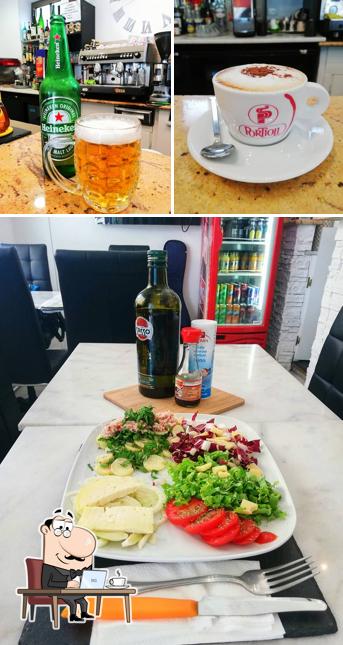 Dai un'occhiata agli interni di Time Cafè