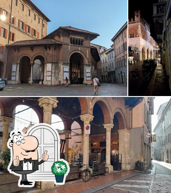 Curiosa tra gli esterni di Caffè dei Mercanti