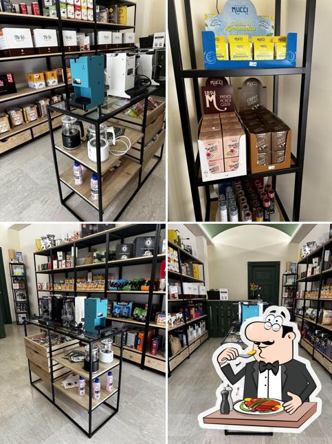 La cibo e interni del ristorante