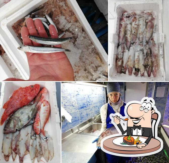 Ordina i piatti di pesce a Pescheria La Perla Emanuele Poli
