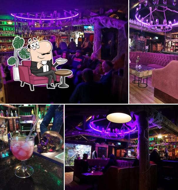 Siediti a un tavolo di Red Cave moonshine Bar