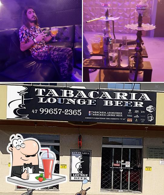Desfrute de uma bebida no Tabacaria Lounge Beer