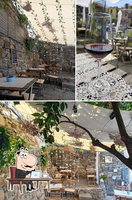 Terra Rossa Winebar wine&food si caratterizza per la interni e bevanda