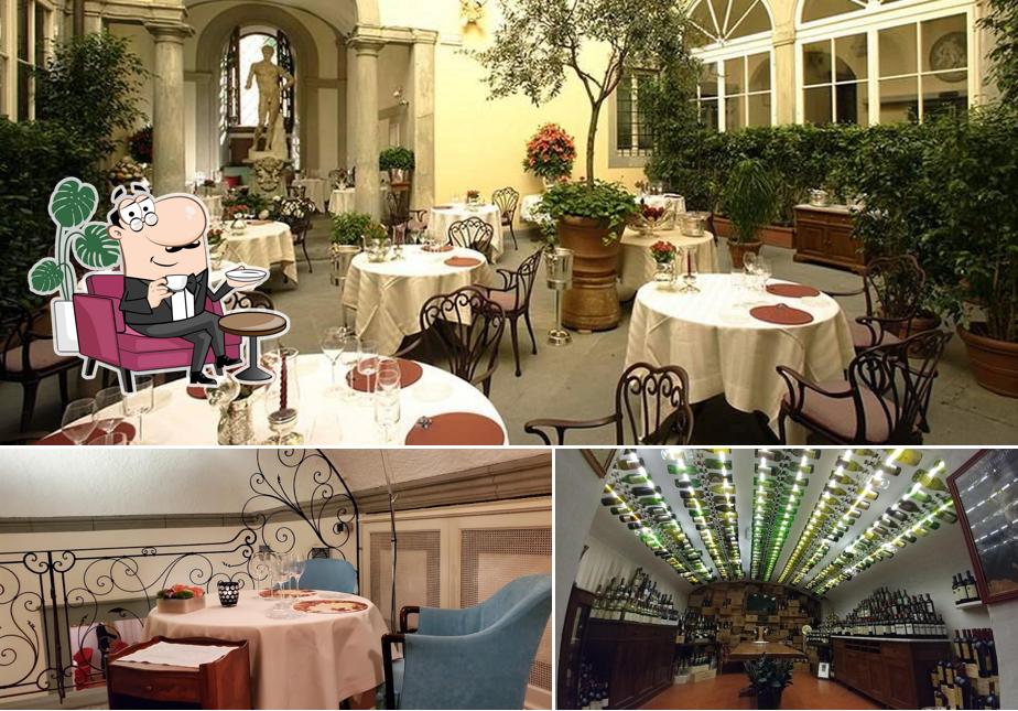Dai un'occhiata agli interni di Enoteca Pinchiorri
