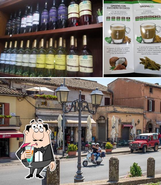 Bar dello Sport si caratterizza per la bevanda e esterno