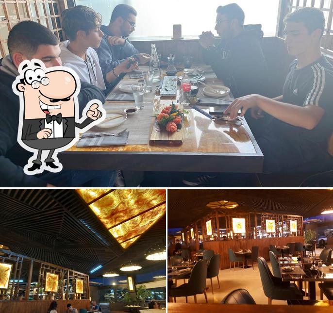 Dai un'occhiata agli interni di Sushi Maya