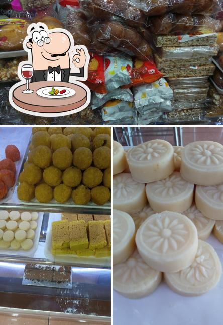 Meals at Al-Baik Food & Bakery