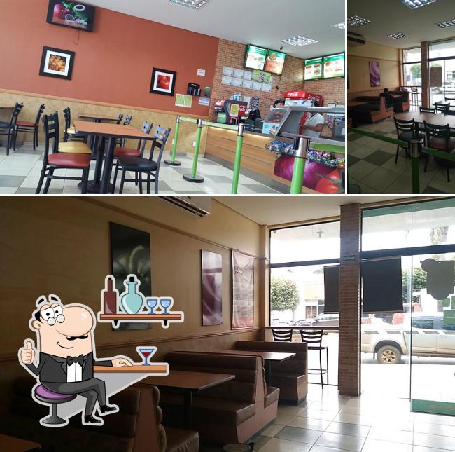Sente em uma das mesas no Subway