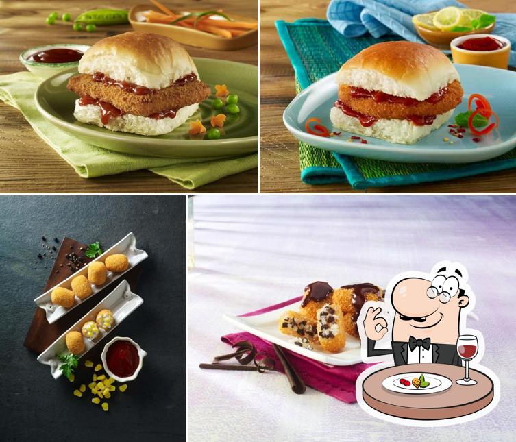 Food at Goli Vada Pav