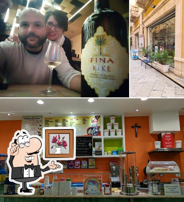 Siediti a un tavolo di Gelateria del Cassaro
