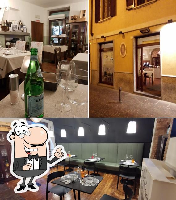 Questa è la foto che presenta la interni e alcol di Osteria Al Rossini