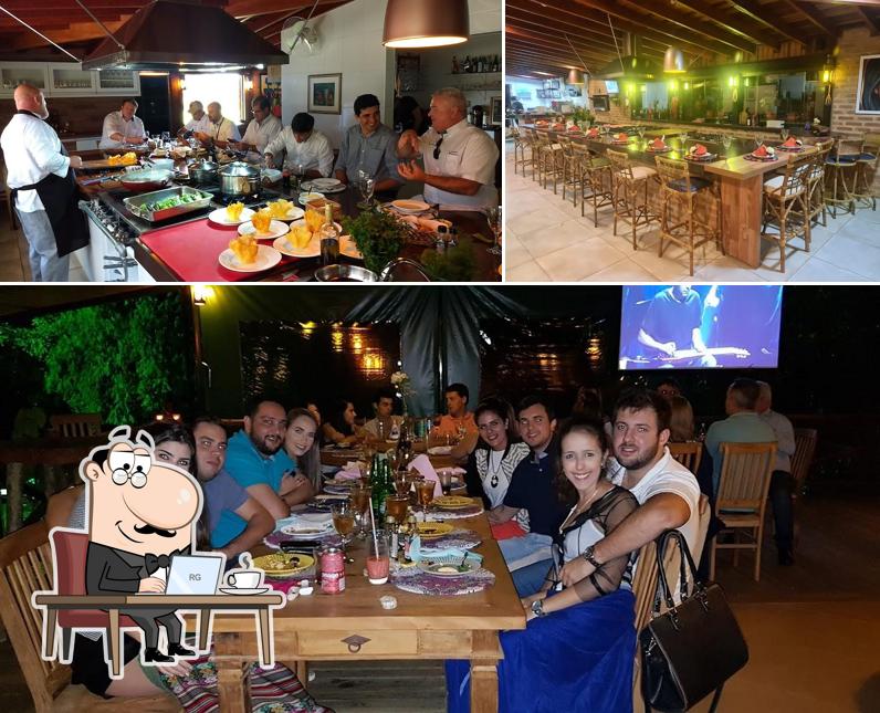Sente em uma das mesas no Espaço Bambu Escola de Gastronomia e Eventos