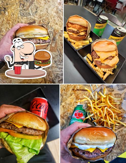 Peça um dos hambúrgueres oferecidos no Garage Burguer